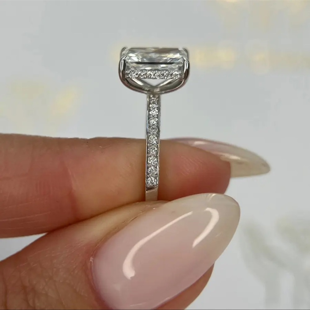 Genuine Radiant cut diamond with certificate engagement ring - Picture 3 of 6